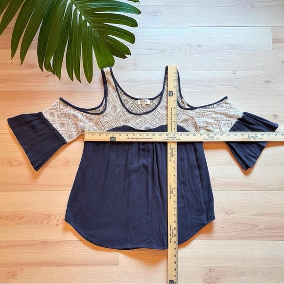 Umgee USA Cold Shoulder Boho Blouse with Crochet Lace - Size L - Picture 10 of 13